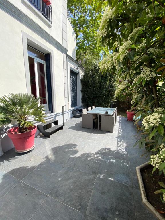 une terrasse avec une table de ping-pong et des plantes dans l'établissement Maison de ville La Défense, à Courbevoie