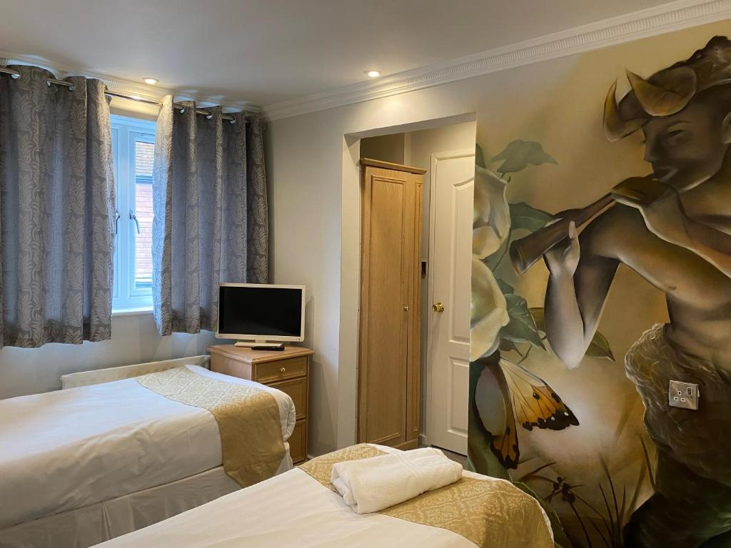 Postel nebo postele na pokoji v ubytování The George Hotel Pangbourne