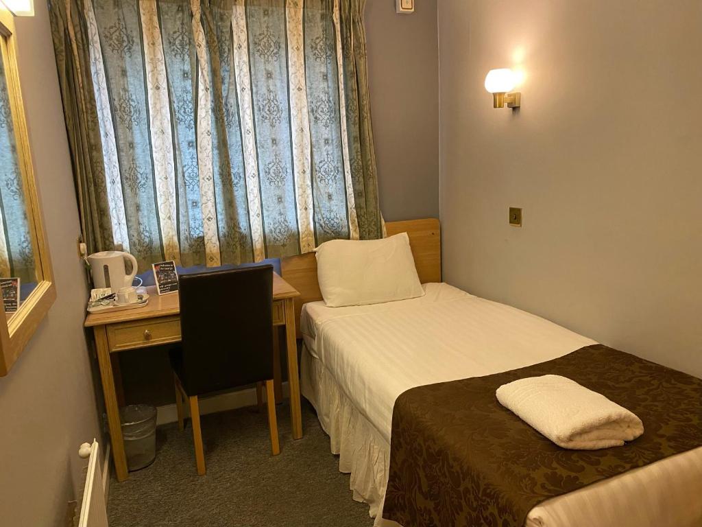 Postel nebo postele na pokoji v ubytování The George Hotel Pangbourne