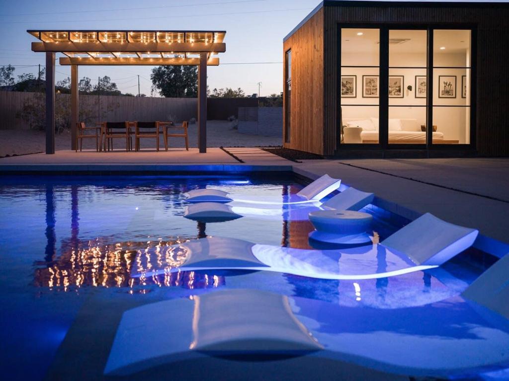 Bazén v ubytování The Lunawood - Lux Home Pool and Spa nebo v jeho okolí