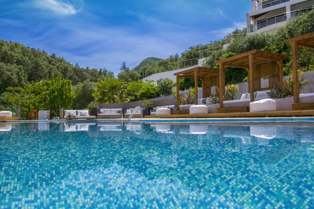 Bazén v ubytování Ionian Eye Design Studios & Spa nebo v jeho okolí