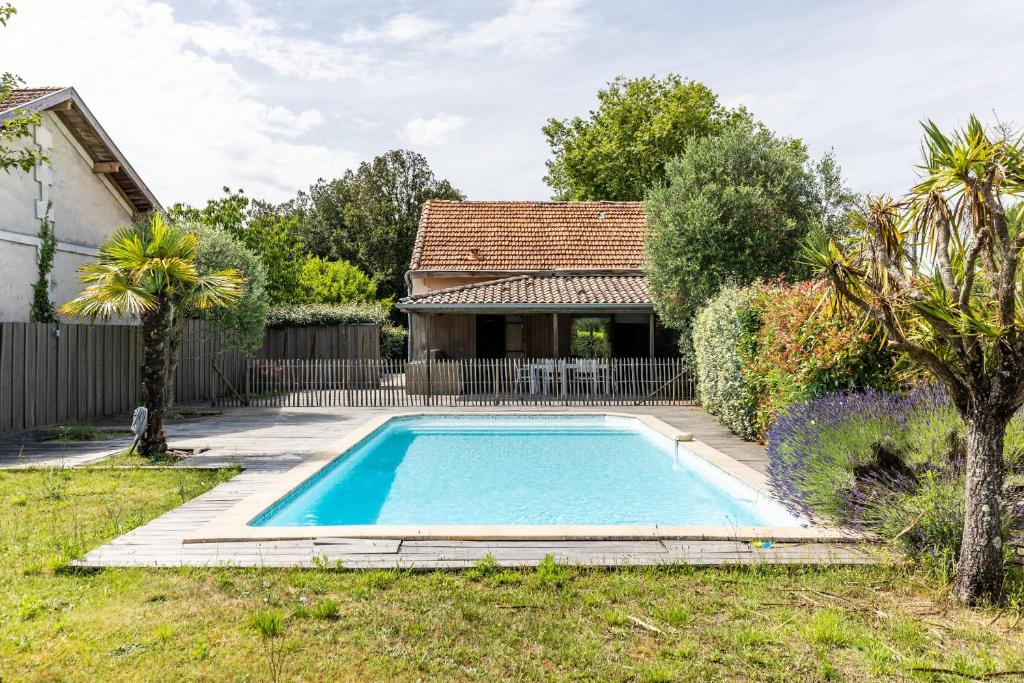 einen Pool im Hof eines Hauses in der Unterkunft Sejour detente en famille avec piscine in Andernos-les-Bains