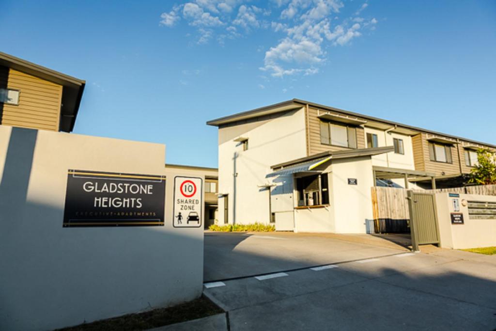 ein Schild an einer Wand vor einem Gebäude in der Unterkunft Gladstone Heights Executive Apartments in Gladstone