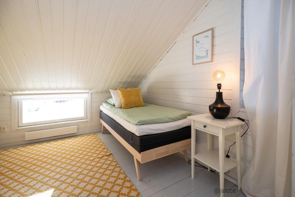 ein kleines Zimmer mit einem Bett und einem kleinen Tisch in der Unterkunft Huoneisto Toloppa in Ranua