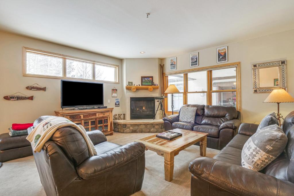 Il comprend un salon doté d'un mobilier en cuir et d'une télévision à écran plat. dans l'établissement Walk to Ski Lift Breck Condo with Hot Tub, à Breckenridge