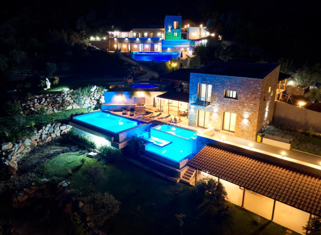 eine Luftansicht eines Hauses in der Nacht in der Unterkunft Sky Sea Resort & Villas in Skiathos-Stadt