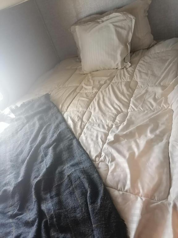Postel nebo postele na pokoji v ubytování Kyan caravan