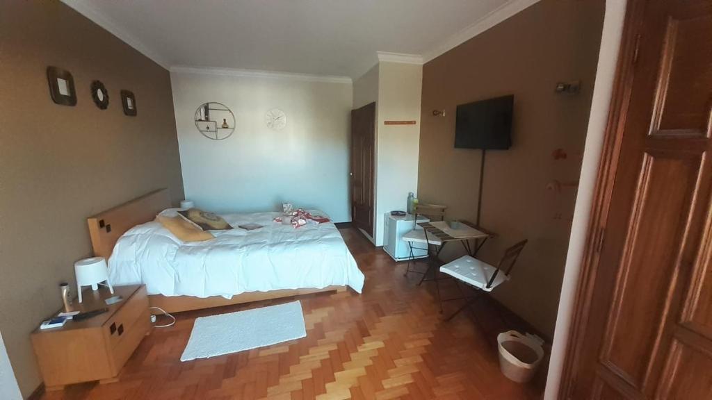 Postel nebo postele na pokoji v ubytování Morada do Ultramar