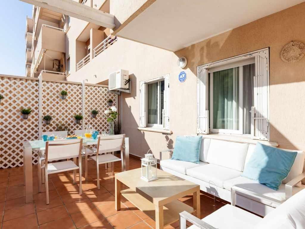 sala de estar con sofá y mesa en Apartamento jardines playa gandia, en Puerto de Gandía