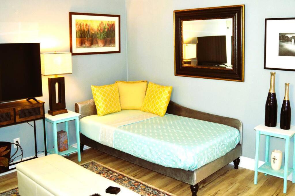 een woonkamer met een bed en een spiegel bij Red 3 in Grand Forks