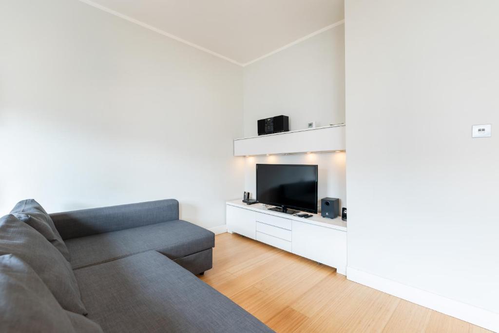 a living room with a couch and a tv at Speacial Offer! Bright & Central Apt - Up to 4 in London