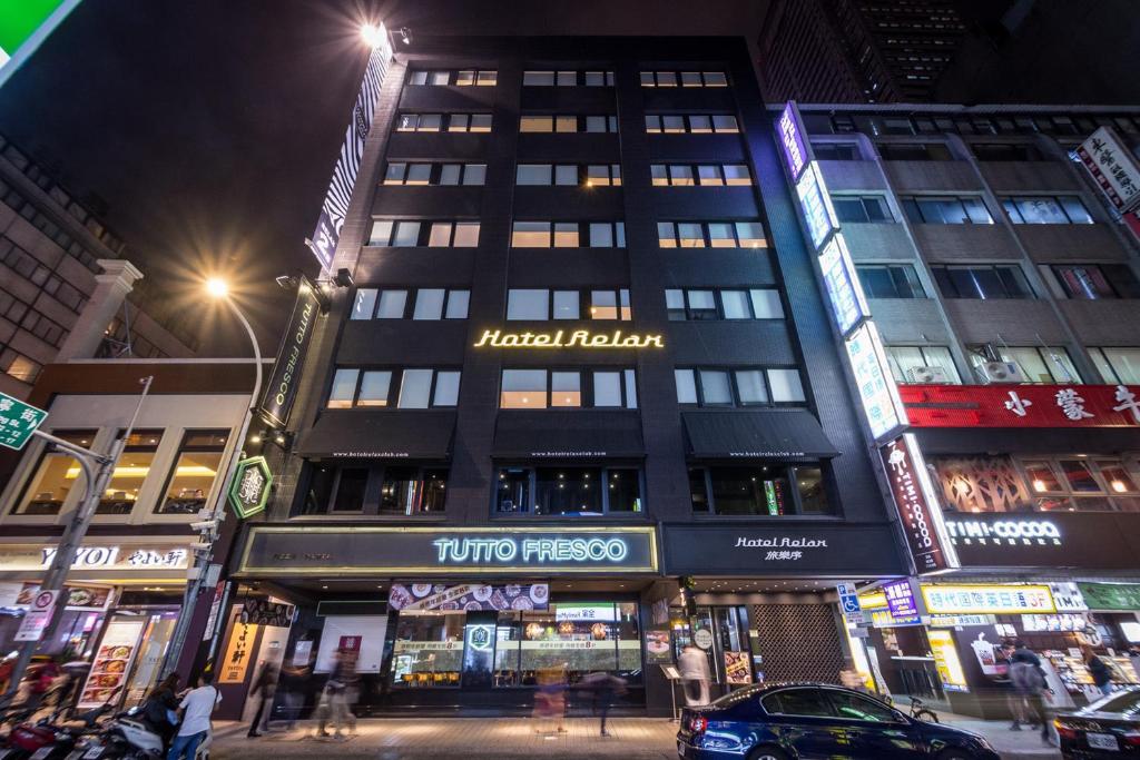 un edificio en una calle de la ciudad por la noche en Hotel Relax II, en Taipéi
