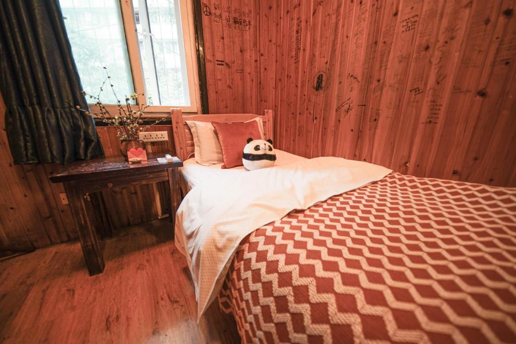 Postel nebo postele na pokoji v ubytování Chengdu Mix Hostel - Next To Wenshu Monastery - Sichuan Style Chill & Social Courtyard House - Free Activities - Friendly English Speaking Staff - Tibet, Panda, Buddha & Snow Mountain Tours