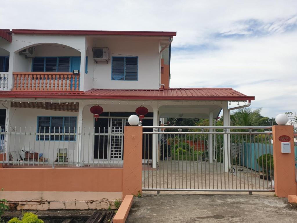 une maison avec une porte devant elle dans l'établissement Sibu Homestay Tekam, à Sibu