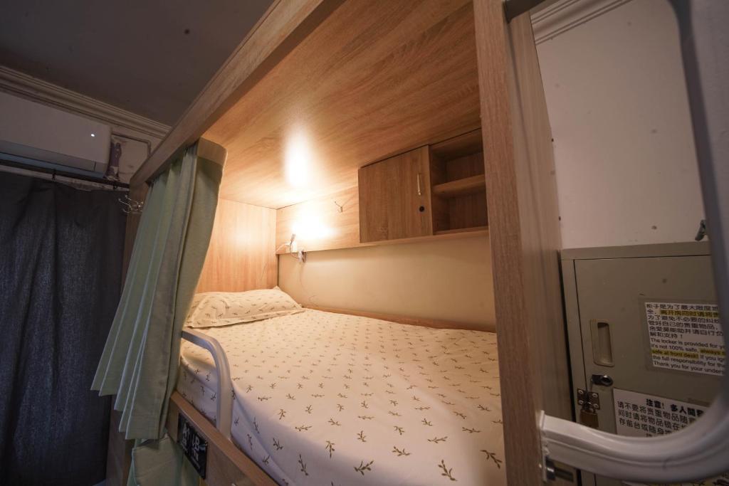 Postel nebo postele na pokoji v ubytování Chengdu Mix Hostel - Next To Wenshu Monastery - Sichuan Style Chill & Social Courtyard House - Free Activities - Friendly English Speaking Staff - Tibet, Panda, Buddha & Snow Mountain Tours