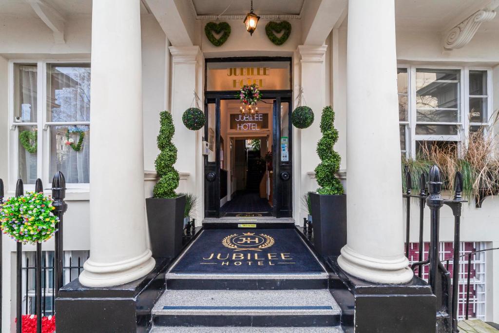 倫敦的住宿－Jubilee Hotel Victoria，建筑物的前门,上面有标志