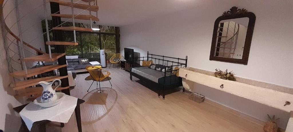 ein Wohnzimmer mit einem Sofa und einem Spiegel in der Unterkunft Gîte et Spa 21 in Savigny-le-Sec