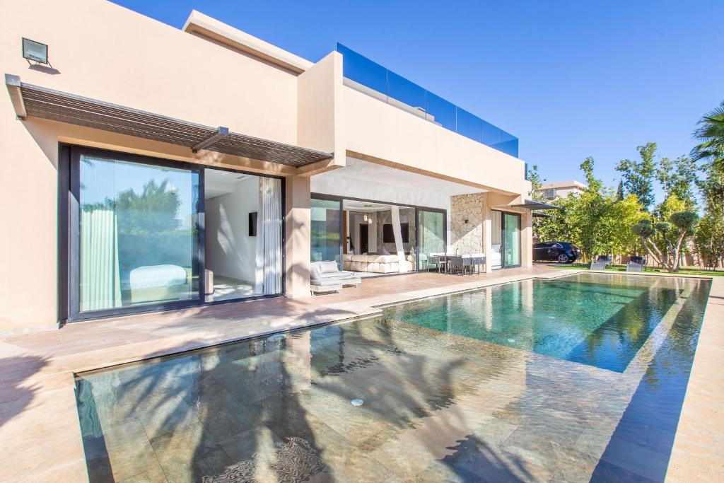 ein Swimmingpool vor einem Haus in der Unterkunft Palais Rafi in Marrakesch