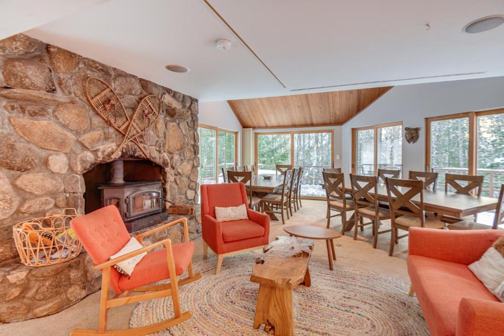 Χώρος καθιστικού στο White Mountain Escape with Separate In-Law Suite!