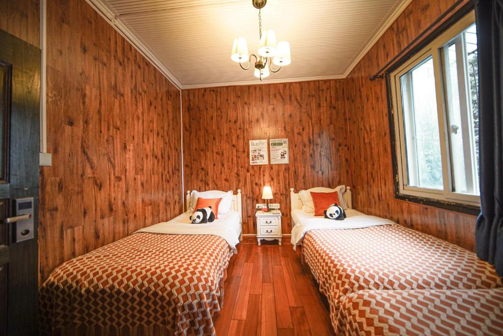 Postel nebo postele na pokoji v ubytování Chengdu Mix Hostel - Next To Wenshu Monastery - Sichuan Style Chill & Social Courtyard House - Free Activities - Friendly English Speaking Staff - Tibet, Panda, Buddha & Snow Mountain Tours