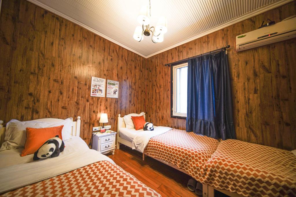 Postel nebo postele na pokoji v ubytování Chengdu Mix Hostel - Next To Wenshu Monastery - Sichuan Style Chill & Social Courtyard House - Free Activities - Friendly English Speaking Staff - Tibet, Panda, Buddha & Snow Mountain Tours