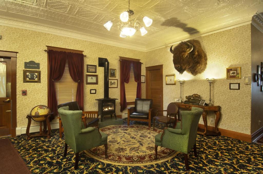 Istumisnurk majutusasutuses The Historic Elk Mountain Hotel