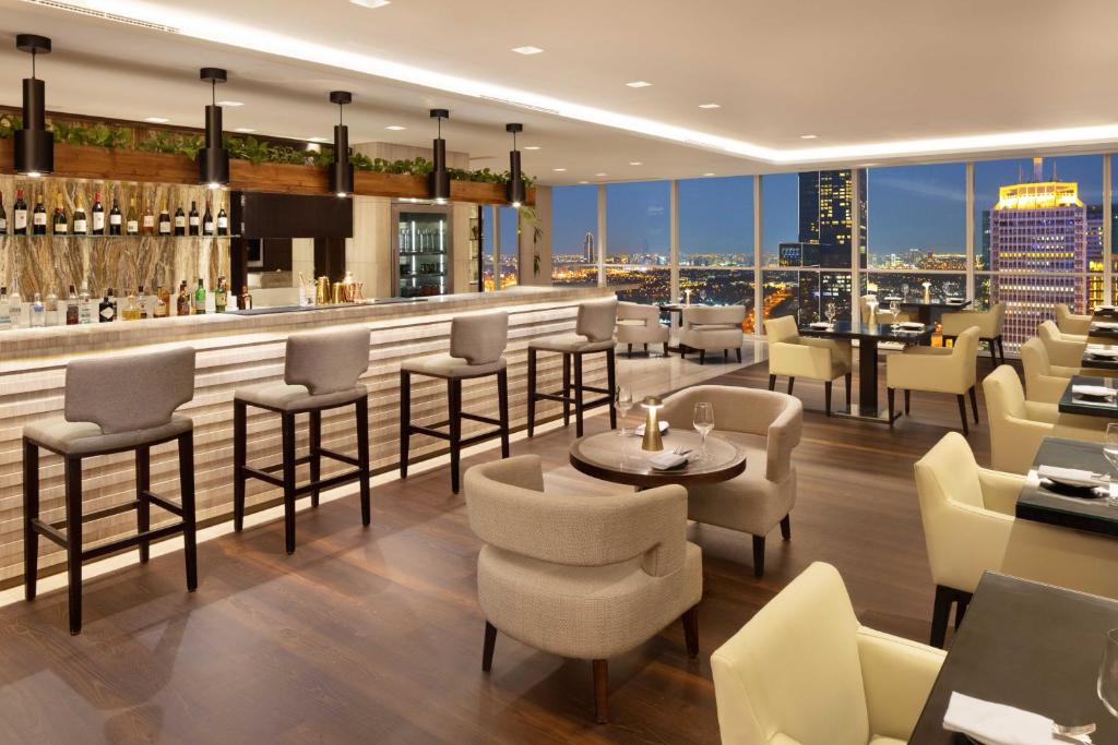 
Deluxe Suite, Club lounge access, 1 Bedroom Suite, 1 King
