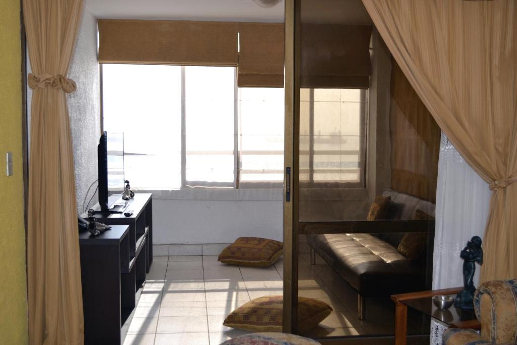 sala de estar con litera y sofá en Departamento Amoblado Av. Grecia, en Antofagasta