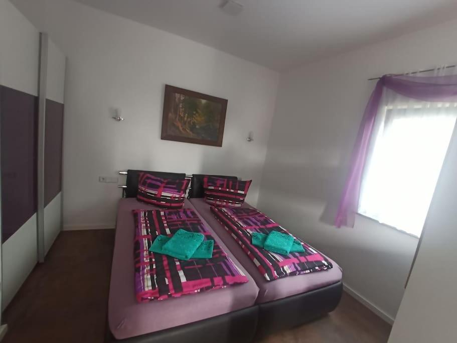 - une chambre avec un lit violet dans l'établissement Ferienwohnung an der Brauerei, à Sebnitz
