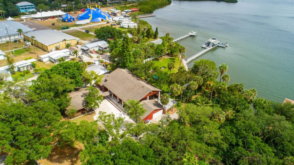 - Vistas aéreas al puerto deportivo y al muelle en Tampa Bay Getaway with Pool & Boat, en Riverview