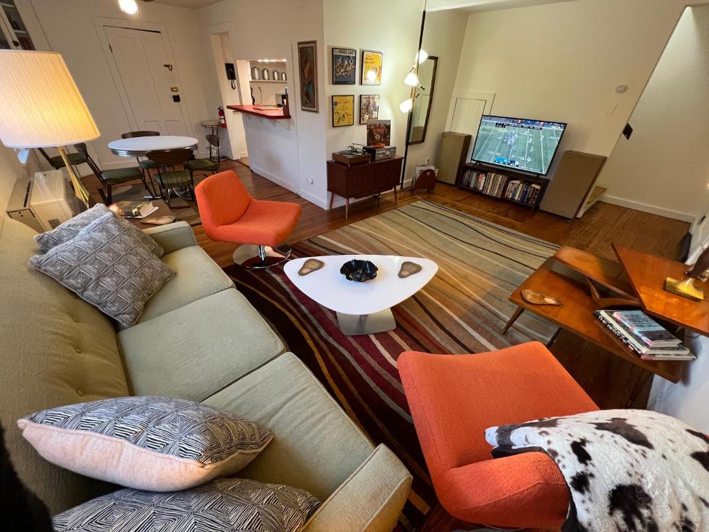 sala de estar con sofá, sillas y TV en Heart of Phoenicia, en Phoenicia