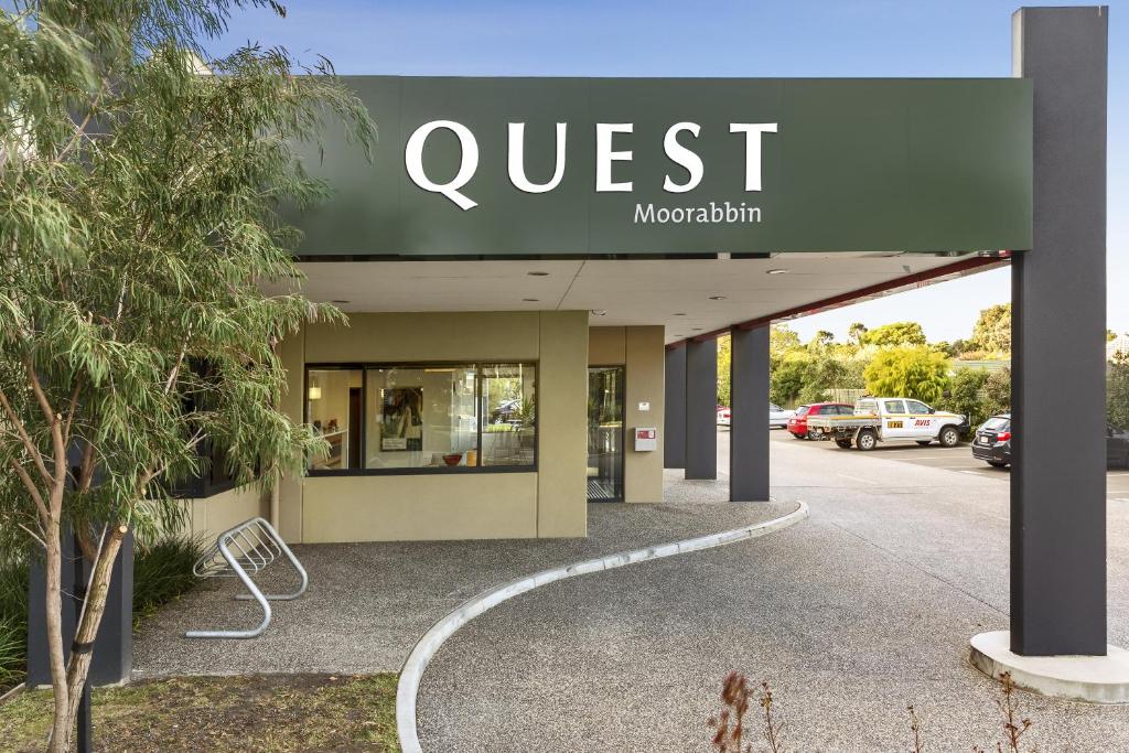 莫拉賓的住宿－Quest Moorabbin，带有读取山峰标志的商店