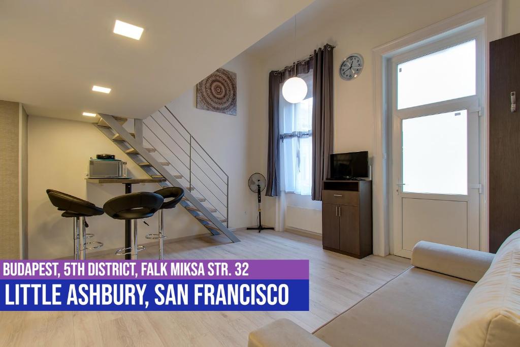 A television and/or entertainment centre at Little Americas Ashbury San Francisco Apartment