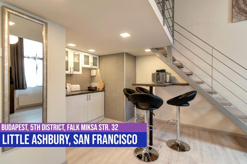 A kitchen or kitchenette at Little Americas Ashbury San Francisco Apartment