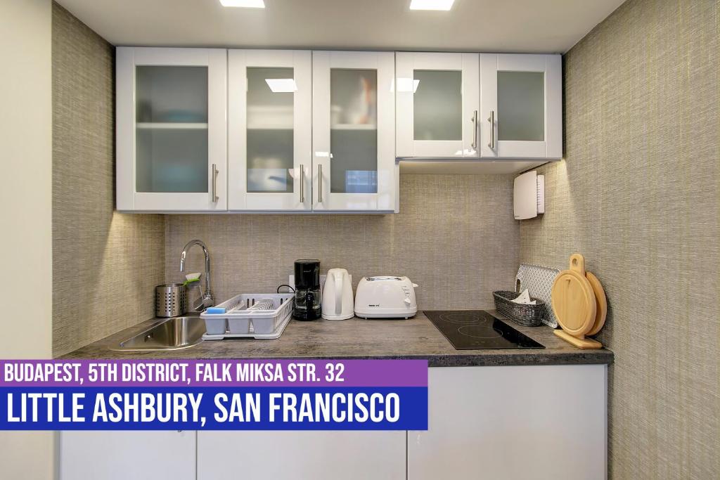 A kitchen or kitchenette at Little Americas Ashbury San Francisco Apartment