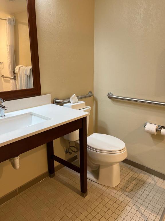 Comfort Inn & Suites Wilkes Barre - Arena - King Suite - Accessible / Non-fumeur