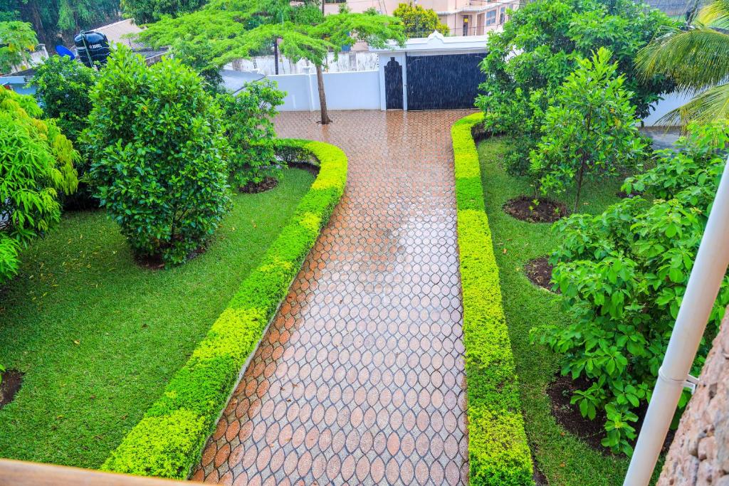 un jardín con una valla de cadena y césped en a vacation home, en Mbweni