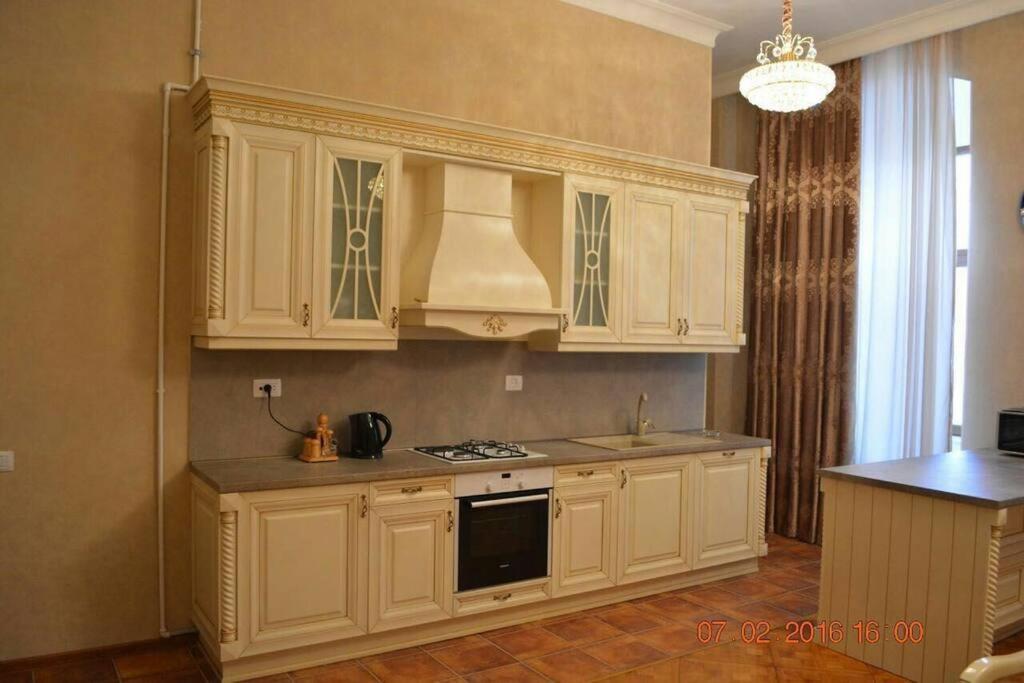 لابی و فضای عمومی Classical apartment in heart of Baku - تصویر ۵