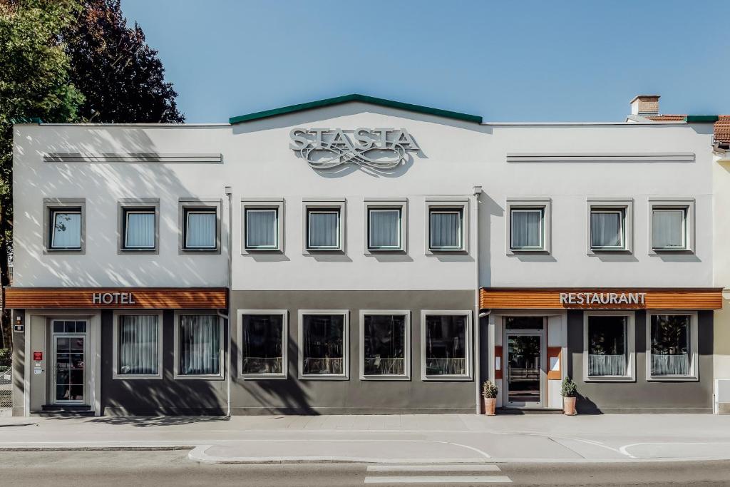 un edificio blanco con un cartel para un restaurante de sushi en Der Stasta, en Viena