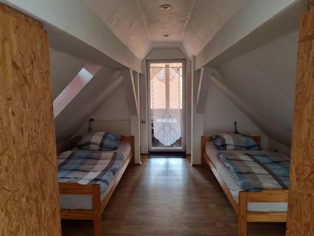 2 camas en un ático con ventana en Fewo-O3-4-6-Personen-23km-bis-Frankfurt-Nord en Ober-Mörlen