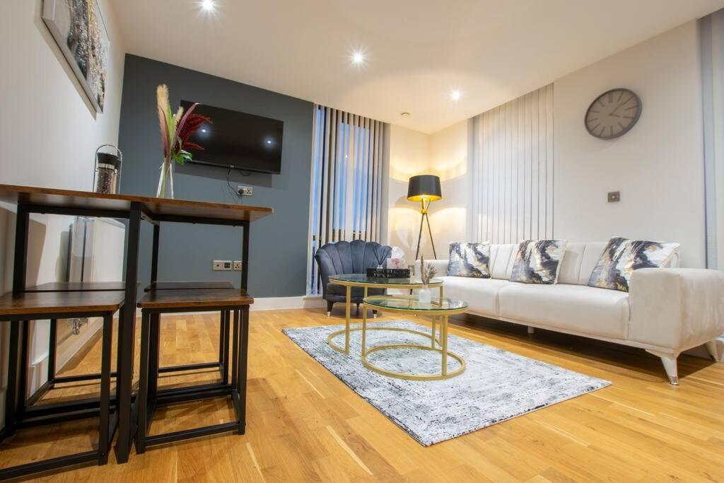 sala de estar con sofá blanco y mesa en Luxury City Centre Apartment (Weekly Booking) en Hull