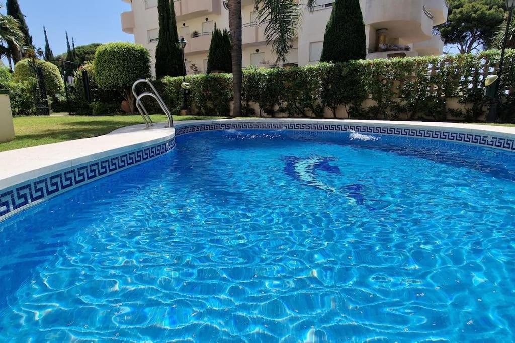 einem großen blauen Pool vor einem Gebäude in der Unterkunft Nice apartment in Puerto Marina in Benalmádena