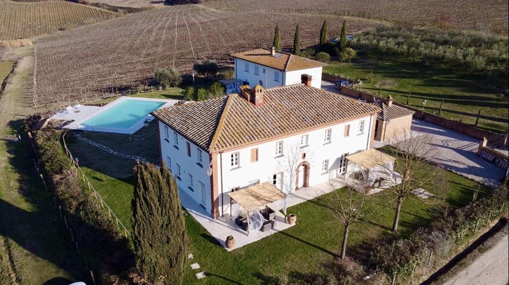 an aerial view of a large white house with a swimming pool at Agriturismo Antica Corte - Ortensie in Montepulciano
