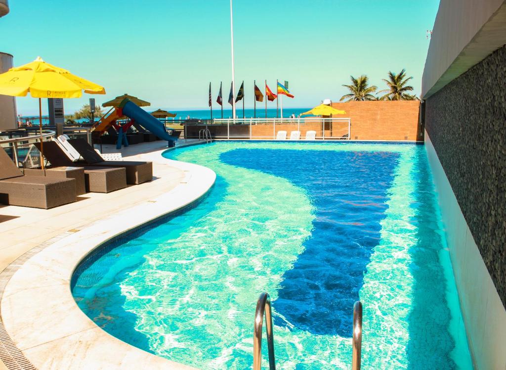 een zwembad met glijbaan in een resort bij Riale Brisa Barra in Rio de Janeiro