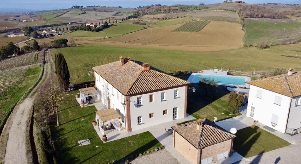 una vista aerea di una grande casa in un campo di Agriturismo Antica Corte - Rose a Montepulciano