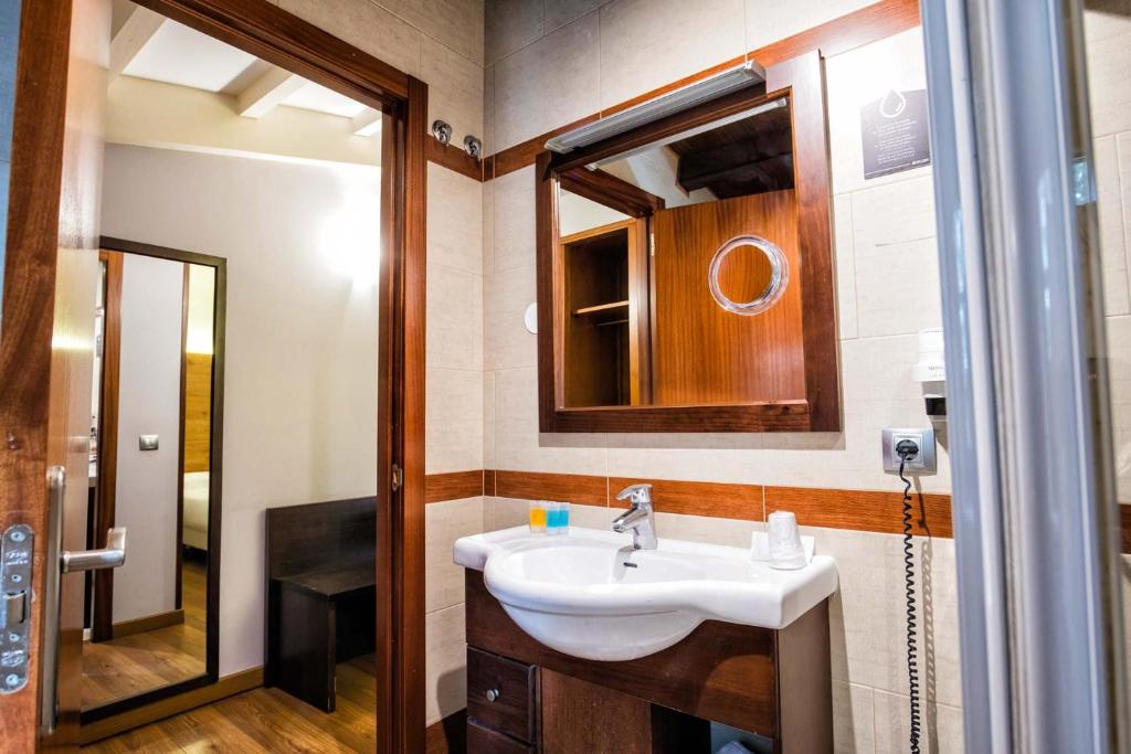 A bathroom at Hotel Alda Bonaval