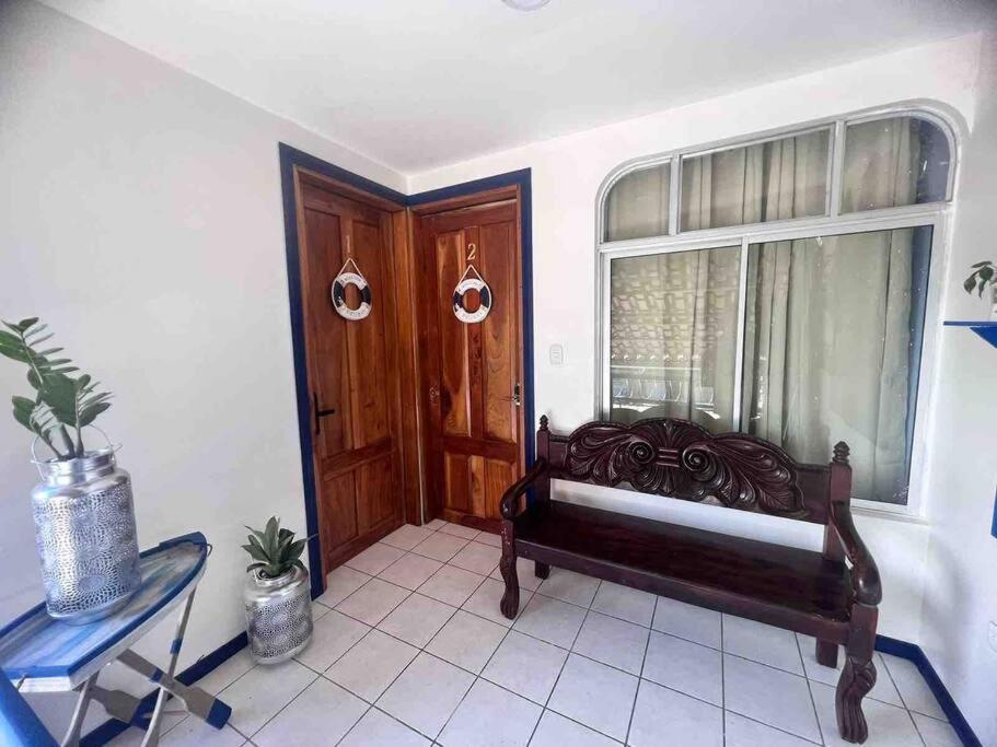 une chambre avec un banc devant une fenêtre dans l'établissement Puntarenas, Apartamento Mateo, à Puntarenas