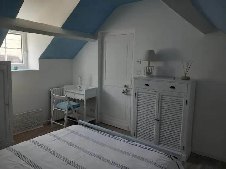 Postel nebo postele na pokoji v ubytování Chambre bleue avec accès plage