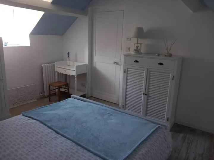 Postel nebo postele na pokoji v ubytování Chambre bleue avec accès plage