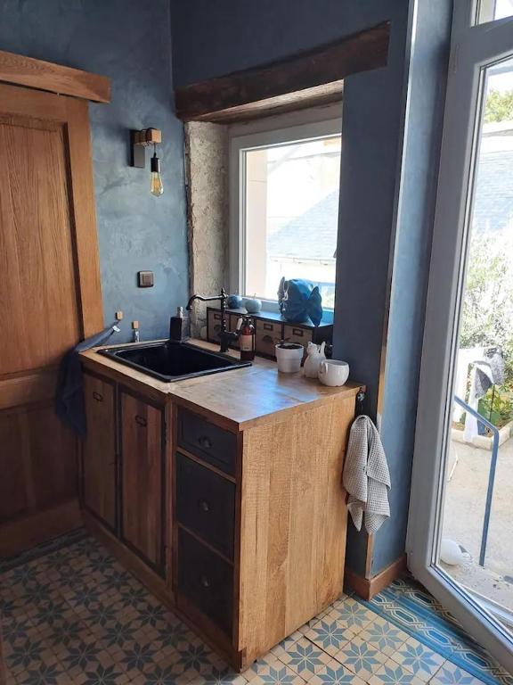 Kuchyň nebo kuchyňský kout v ubytování Chambre bleue avec accès plage